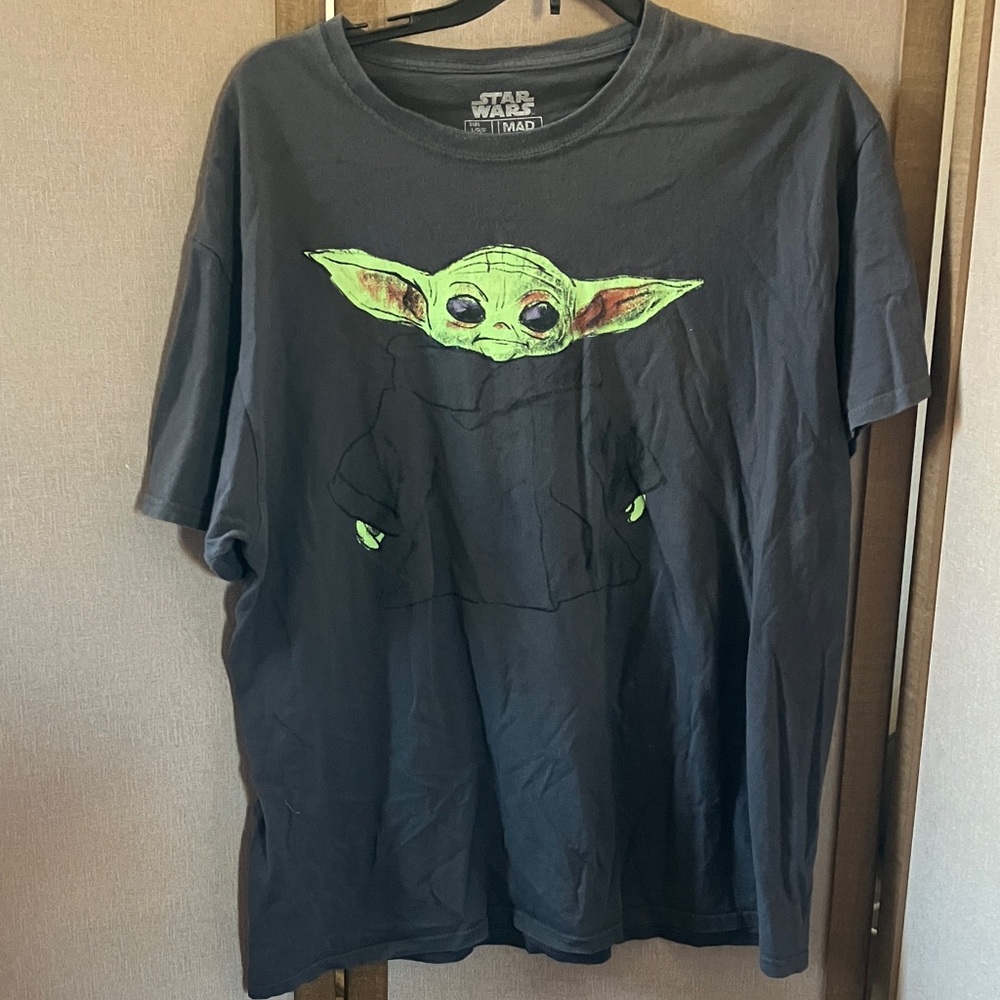 FINAL MARKDOWN Star Wars Gray Tee with Green Yoda Design large